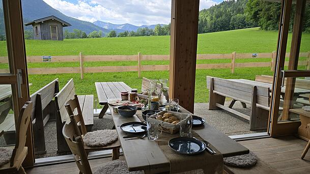 Entweder gemütlich drinnen oder auf der Terrasse: Zum Frühstück mit dazu gibt es einen solchen Bergblick. Entweder gemütlich drinnen oder auf der Terrasse: Zum Frühstück mit dazu gibt es einen solchen Bergblick.
