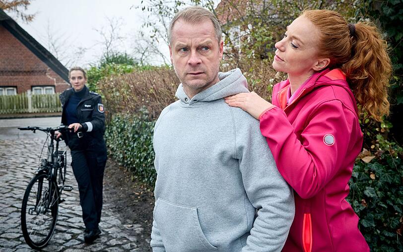 Wie er es nur immer wieder schafft, entweder seine Ermittlungspartnerin Hannah (Jana Klinge, links) oder seine Tierarztkollegin Jule (Marleen Lohse) eifersüchtig zu machen: Auch im 31. Fall "Bei Einbruch Mord" steht Polizist Hauke Jacobs (Hinnerk Schönemann) wieder zwischen den zwei Frauen in seinem Leben - Hund Holly nicht mitgerechnet. Wie er es nur immer wieder schafft, entweder seine Ermittlungspartnerin Hannah (Jana Klinge, links) oder seine Tierarztkollegin Jule (Marleen Lohse) eifersüchtig zu machen: Auch im 31. Fall "Bei Einbruch Mord" steht Polizist Hauke Jacobs (Hinnerk Schönemann) wieder zwischen den zwei Frauen in seinem Leben - Hund Holly nicht mitgerechnet.