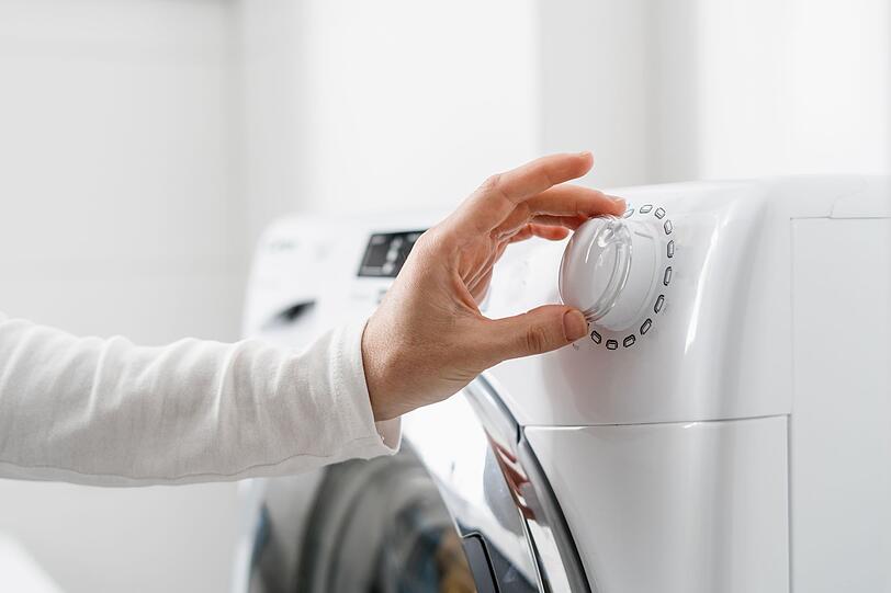Generell sollte Wolle nie wärmer als bei 30 Grad gewaschen werden, egal ob in der Maschine oder per Hand. Wenn die für Wolle geeigneten Waschgänge also eine Temperaturvoreinstellung haben, die über 30 Grad hinaus geht, sollten Sie diese ändern. Denn bei höheren Temperaturen riskieren sie, dass sich die Kleidung verformt, schrumpft oder verfilzt. Generell sollte Wolle nie wärmer als bei 30 Grad gewaschen werden, egal ob in der Maschine oder per Hand. Wenn die für Wolle geeigneten Waschgänge also eine Temperaturvoreinstellung haben, die über 30 Grad hinaus geht, sollten Sie diese ändern. Denn bei höheren Temperaturen riskieren sie, dass sich die Kleidung verformt, schrumpft oder verfilzt.