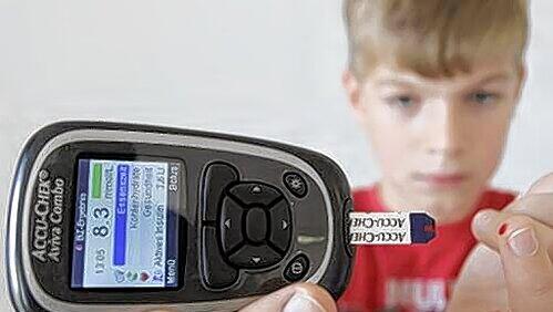 Lästige Prozedur: Diabetiker müssen regelmäßig ihren Blutzucker-Wert kontrollieren. Lästige Prozedur: Diabetiker müssen regelmäßig ihren Blutzucker-Wert kontrollieren.