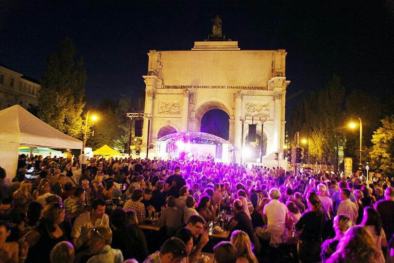 Rund 300.000 Menschen haben am Wochenende das Münchner Streetlife-Festival besucht. Bei sonnigem Wetter nahmen sie die für den Verkehr gesperrten Ludwig- und Leopoldstraßen in Besitz. Die Bilder vom Festival.