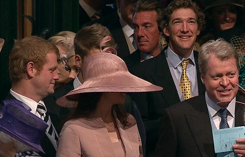 Die ersten Gäste kommen an der Westminster Abbey an: Charles Spencer(r.), der Bruder von Williams Mutter Diana.