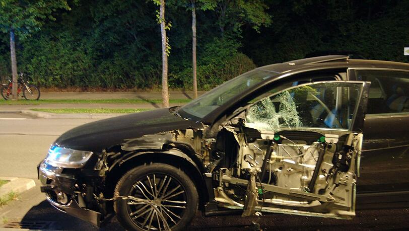 Der zweite Wagen rammt zwei auf dem Seitenstreifen abgestellte Anhänger. Der zweite Wagen rammt zwei auf dem Seitenstreifen abgestellte Anhänger.
