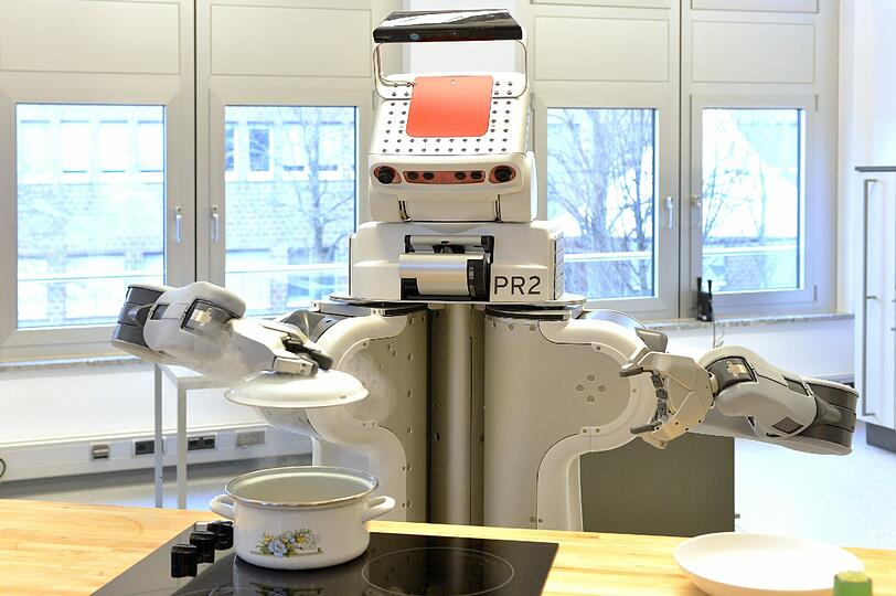 Putz-Tipp 6: Klebrig-fettigen Schmutzfilm an Dunstabzügen kann man mit einem in Spiritus getränkten Lappen abwischen. Ob das der Haushalts-Roboter &bdquo;PR2&ldquo; weiß? Hier dreht &bdquo;PR2&ldquo; gerade einen Pfannkuchen um.