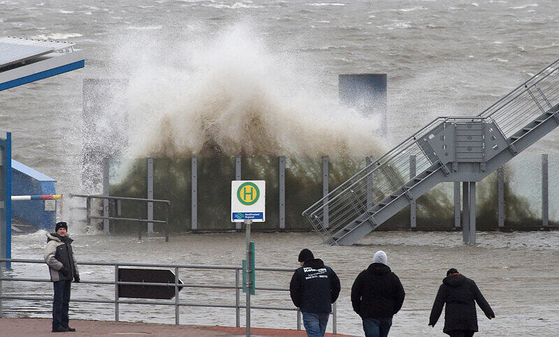 Sturm "Elon" peitsch die Wellen an der Nordseeküste voran.