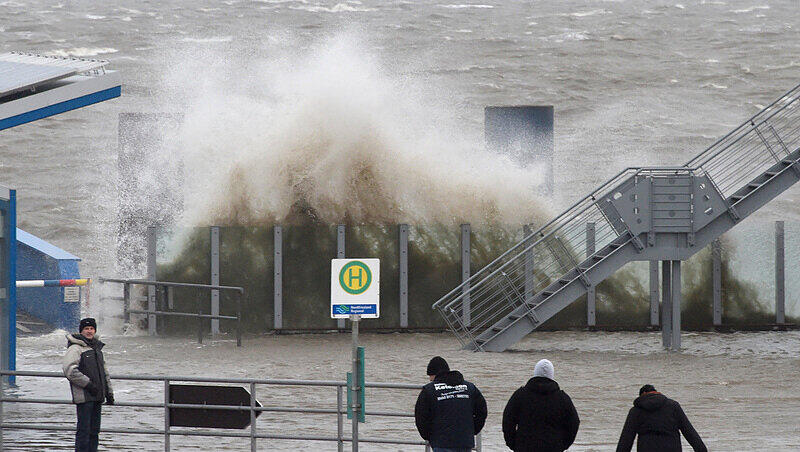Sturm "Elon" peitsch die Wellen an der Nordseeküste voran. Sturm "Elon" peitsch die Wellen an der Nordseeküste voran.