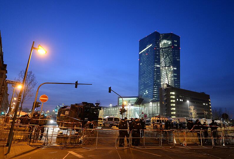 Der Protesttag der kapitalismuskritischen Blockupy-Bewegung hat in Frankfurt mit einer Welle der Gewalt begonnen