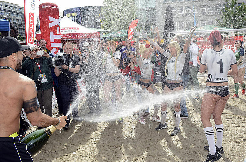 Deutschland gegen Nordirland in der Nackt-Version. Alle Bilder von der heißen Partie.