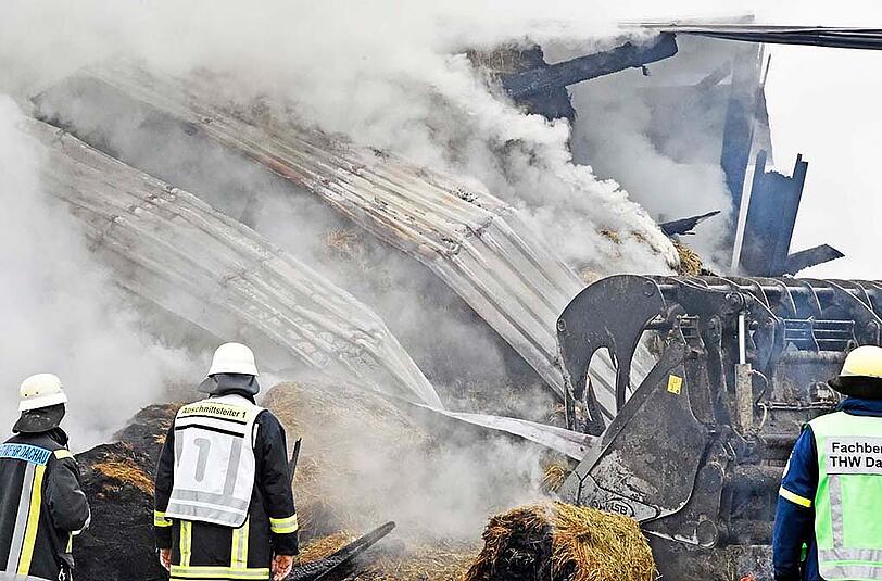 Der Feuerwehreinsatz in Weichs dauerte mehrere Stunden lang an. Eine Lagerhalle mit Strohballen brannte beinahe komplett ab. Die Bilder.