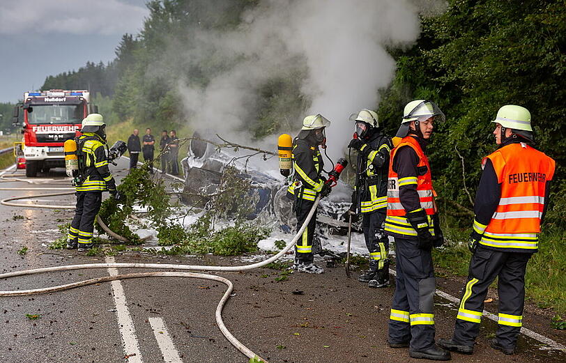 Trümmerfeld auf der B 304 - die Feuerwehr hatte alle Hände voll zu tun. Bilder vom Bergungseinsatz.