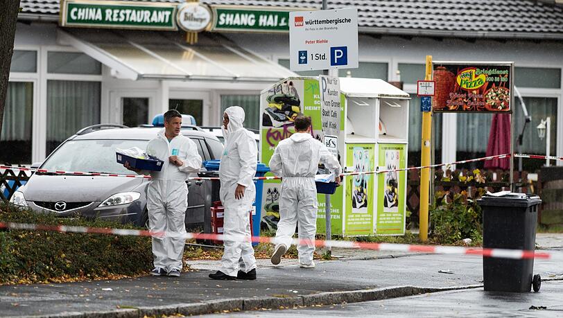 Ermittler der Polizei stehen am abgesperrten Tatort. Eine etwa 45 Jahre alte Frau ist am Donnerstag in Göttingen auf einer Straße von einem Mann getötet worden. Ermittler der Polizei stehen am abgesperrten Tatort. Eine etwa 45 Jahre alte Frau ist am Donnerstag in Göttingen auf einer Straße von einem Mann getötet worden.