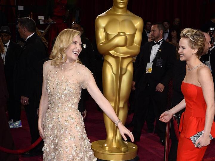 Die Schauspielerinnen Cate Blanchett (l) und Jennifer Lawrence kommen 2014 zur 86. Oscar-Verleihung.
