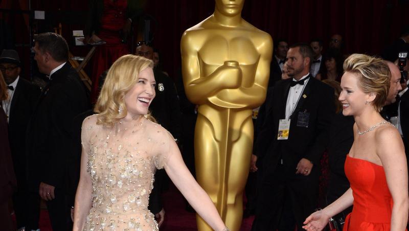 Die Schauspielerinnen Cate Blanchett (l) und Jennifer Lawrence kommen 2014 zur 86. Oscar-Verleihung. Die Schauspielerinnen Cate Blanchett (l) und Jennifer Lawrence kommen 2014 zur 86. Oscar-Verleihung.