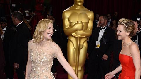 Die Schauspielerinnen Cate Blanchett (l) und Jennifer Lawrence kommen 2014 zur 86. Oscar-Verleihung.