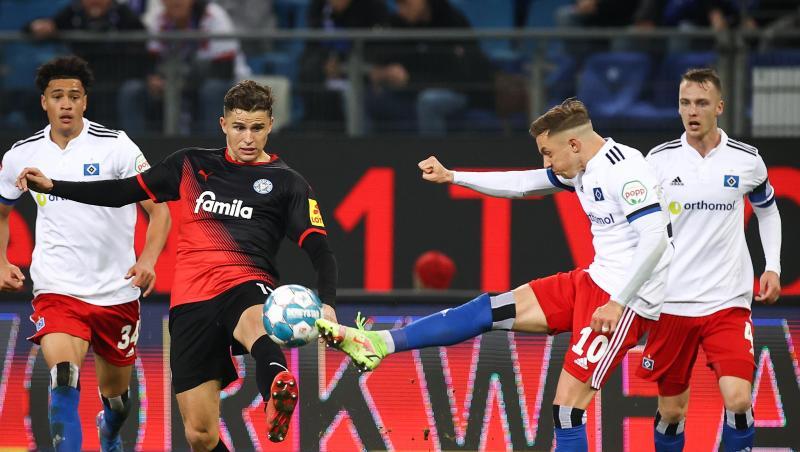Torschützen unter sich: HSV-Profi Sonny Kittel (r) und Kiels Benedikt Pichler.