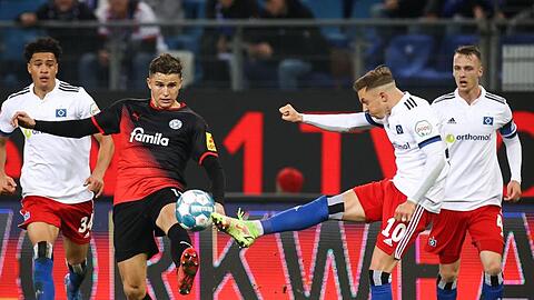 Torschützen unter sich: HSV-Profi Sonny Kittel (r) und Kiels Benedikt Pichler.