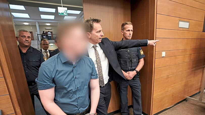 Der Angeklagte wird am ersten Prozesstag am 12. Oktober ins Gericht geführt.