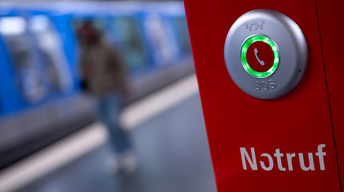 Gewaltdelikte im öffentlichen Personenverkehr in München nehmen zu. Die CSU fordert Maßnahmen.