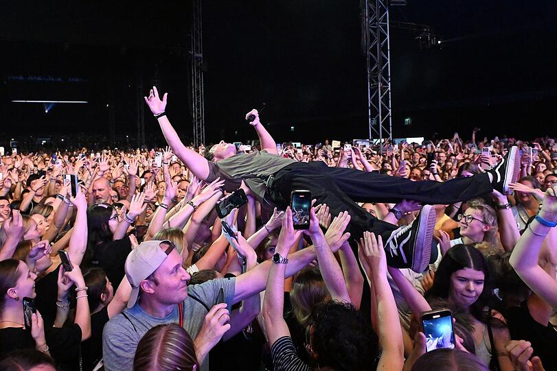 Der wohl schnellste Stage-Dive der Tollwood-Saison: Wincent Weiss auf den Händen seiner Fans. Der wohl schnellste Stage-Dive der Tollwood-Saison: Wincent Weiss auf den Händen seiner Fans.
