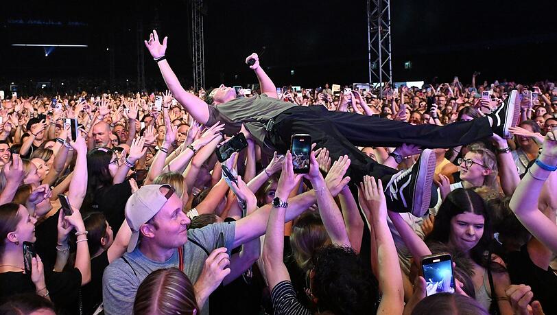 Der wohl schnellste Stage-Dive der Tollwood-Saison: Wincent Weiss auf den Händen seiner Fans. Der wohl schnellste Stage-Dive der Tollwood-Saison: Wincent Weiss auf den Händen seiner Fans.