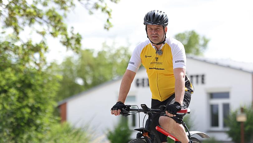 Sven Schulze strampelt, damit er auch bei der nächsten Tour als Ministerpräsident dabei ist. Sven Schulze strampelt, damit er auch bei der nächsten Tour als Ministerpräsident dabei ist.