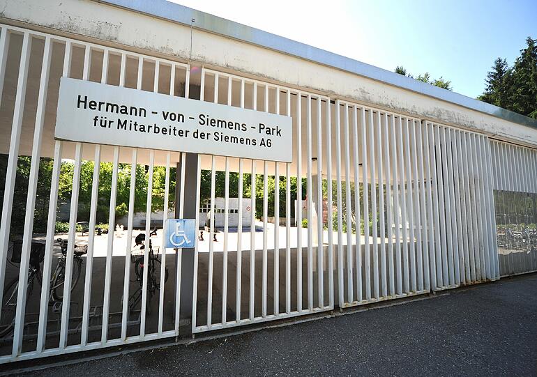 Schon Ende Juli ist hier Schluss: Dann bleibt das riesige Tor zum Siemens-Park auf Dauer geschlossen. Und das ärgert die dort derzeit 3000 aktiven Sportler gewaltig.