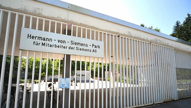 Schon Ende Juli ist hier Schluss: Dann bleibt das riesige Tor zum Siemens-Park auf Dauer geschlossen. Und das ärgert die dort derzeit 3000 aktiven Sportler gewaltig. Schon Ende Juli ist hier Schluss: Dann bleibt das riesige Tor zum Siemens-Park auf Dauer geschlossen. Und das ärgert die dort derzeit 3000 aktiven Sportler gewaltig.