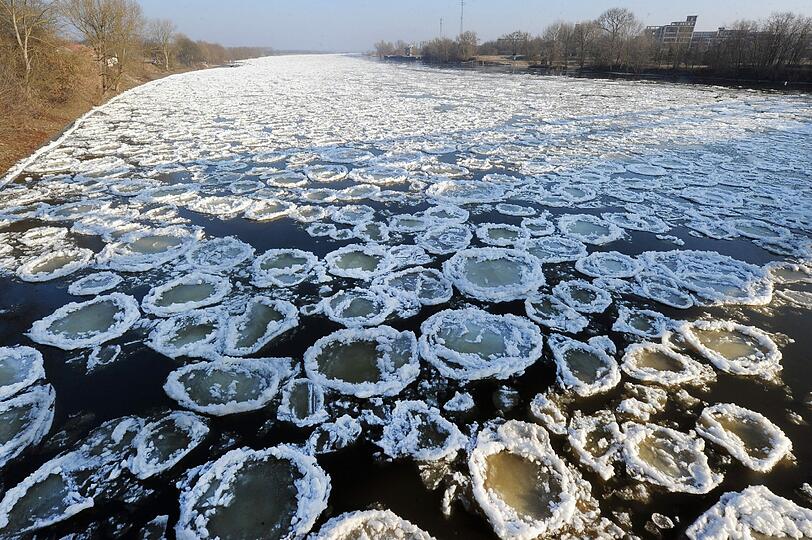 Minus 10 Grad im Märkischen Oberland: Auf der Oder treiben riesige Eisschollen. Der Schiffsverkehr wurde bereits gesperrt.