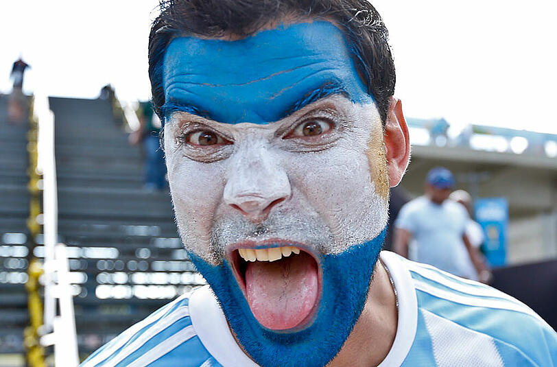 Himmelblau und Weiß - ein argentinischer Fan brüllt seine ZUversicht heraus.
