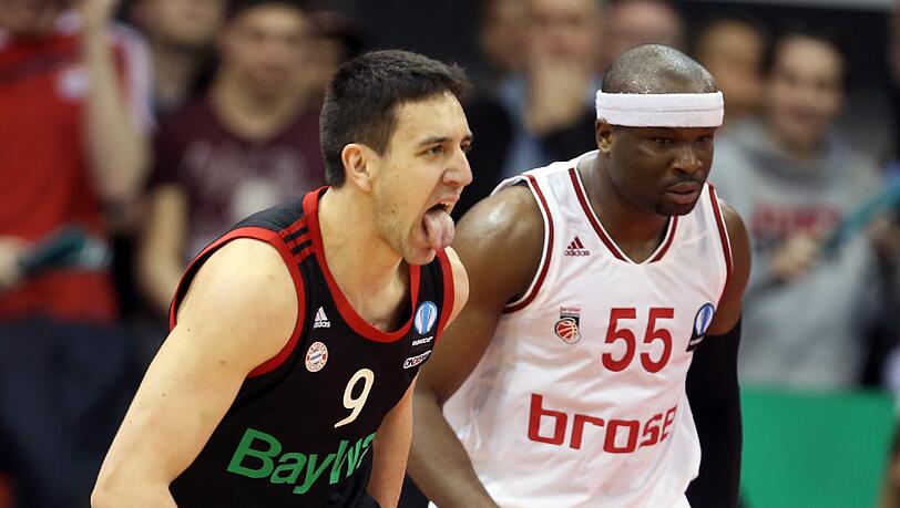 Ätsch! Bayerns Micic (l.), Bambergs Robinson. Ätsch! Bayerns Micic (l.), Bambergs Robinson.