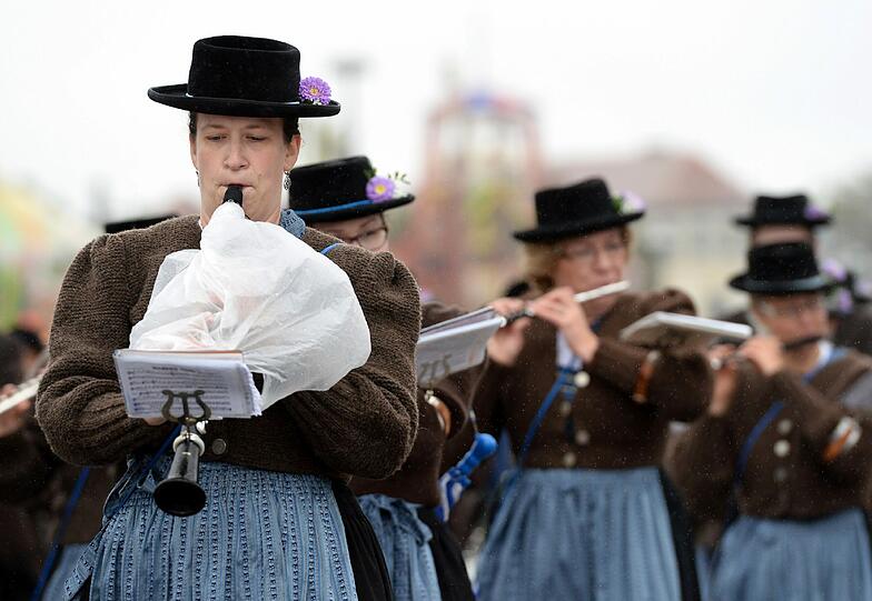 Der erste Wiesn-Sonntag gehört den Trachtlern und dem traditionellen Umzug. In den Zelten ging's gemütlicher zu als beim Anstich. Die Bilder von Tag 2 zum Durchklicken.