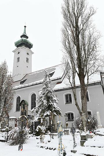 Die Kirche St. Georg auf dem Friedhof Bogenhausen in München