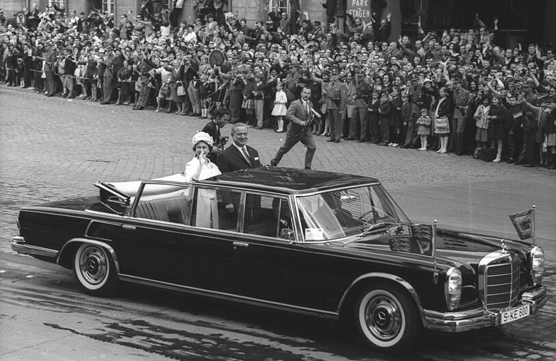 Elizabeth mit Alfons Goppel im offenen Mercedes in der Arnulfstraße.