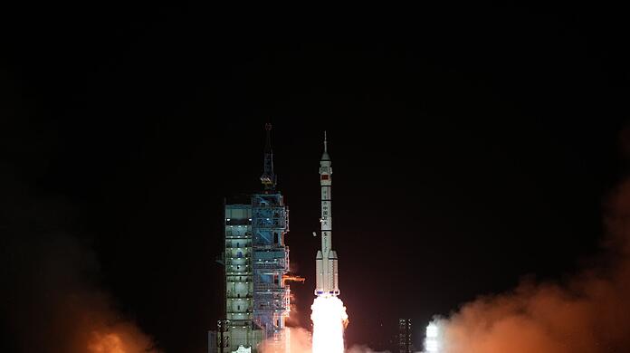 Das bemannte Raumschiff "Shenzhou 15" auf der Trägerrakete "Langer Marsch 2F" hebt ab. China verfolgt noch weitere ehrgeizige Ziele im All.