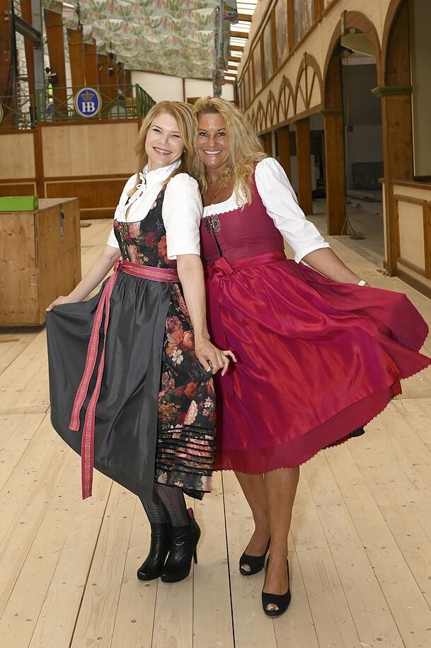 Gut gelaunt im Dirndl: Schauspielerin Silke Popp (l.) und Wiesnwirtin Silja Steinberg bei der Vorbesichtigung des Hofbräu-Zelts, das noch eine große Wiesn-Baustelle ist. Gut gelaunt im Dirndl: Schauspielerin Silke Popp (l.) und Wiesnwirtin Silja Steinberg bei der Vorbesichtigung des Hofbräu-Zelts, das noch eine große Wiesn-Baustelle ist.