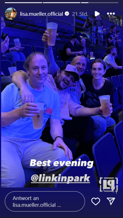 Lisa Müller mit Freunden in Hamburg beim Konzert der Rockband Linkin Park.