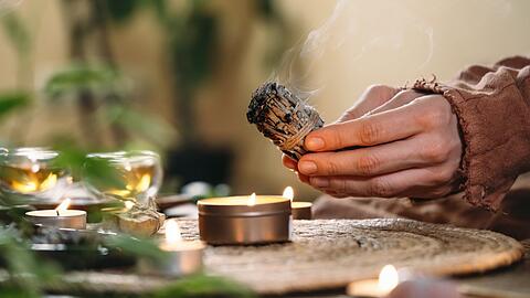 Das Räuchern ist ein uraltes Ritual, das Geister vertreiben und die Energie von Räumen reinigen soll.