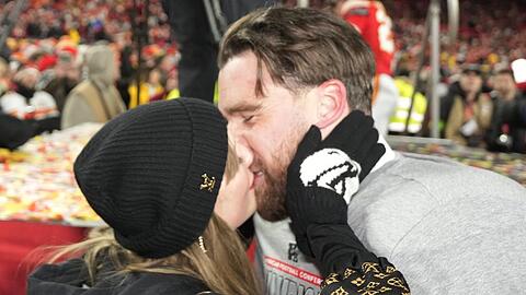 Ihr Glück dürfen alle sehen: Taylor Swift und Travis Kelce halten ihre Gefühle auch auf dem Spielfeld nicht zurück.