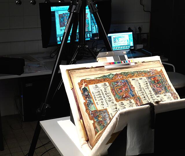 Im Scanner sieht man den sogenannten Mielich-Codex von 1559, einen der wertvollsten Schätze der Stabi. Er ist komplett digital einsehbar.