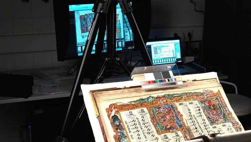 Im Scanner sieht man den sogenannten Mielich-Codex von 1559, einen der wertvollsten Schätze der Stabi. Er ist komplett digital einsehbar. Im Scanner sieht man den sogenannten Mielich-Codex von 1559, einen der wertvollsten Schätze der Stabi. Er ist komplett digital einsehbar.