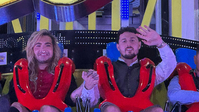 Halten Hand im Fahrgeschäft auf der Wiesn: Die AZ machte dieses exklusive Foto von Bill Kaulitz und Jannik Kontalis