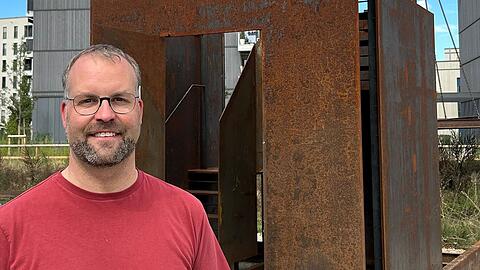 Auf der Baustelle: Pastoralreferent Johannes van Kruijsbergen aus Neuaubing vor einem Stahl-Quader f&uuml;r die 32-Meter-Skulptur.
