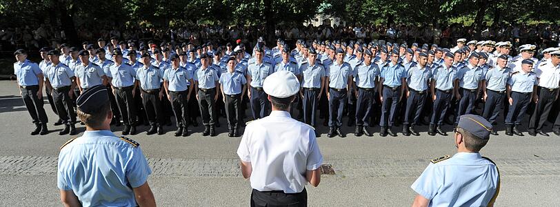 Angetreten zum Beförderungsappell: Offiziersanwärter am Freitag im Münchner Hofgarten.