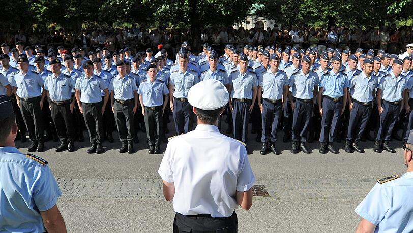 Angetreten zum Beförderungsappell: Offiziersanwärter am Freitag im Münchner Hofgarten. Angetreten zum Beförderungsappell: Offiziersanwärter am Freitag im Münchner Hofgarten.