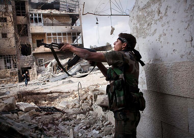 Sicherheitskräfte untersuchen den Anschlagsort in Aleppo