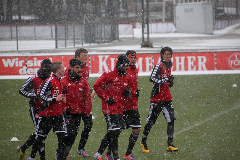 Warmlaufen für die handvoll Spieler, die heute bei Schneeregen auf den Platz mussten.