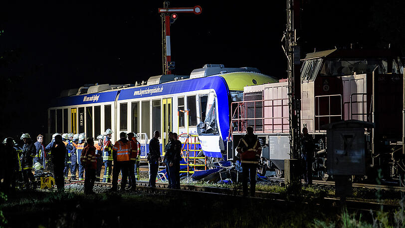 Bei Aichach sind zwei Züge kollidiert, es gab Tote und Verletzte. Die Bilder von der Unglücksstelle.