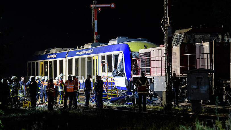 Bei Aichach sind zwei Züge kollidiert, es gab Tote und Verletzte. Die Bilder von der Unglücksstelle.