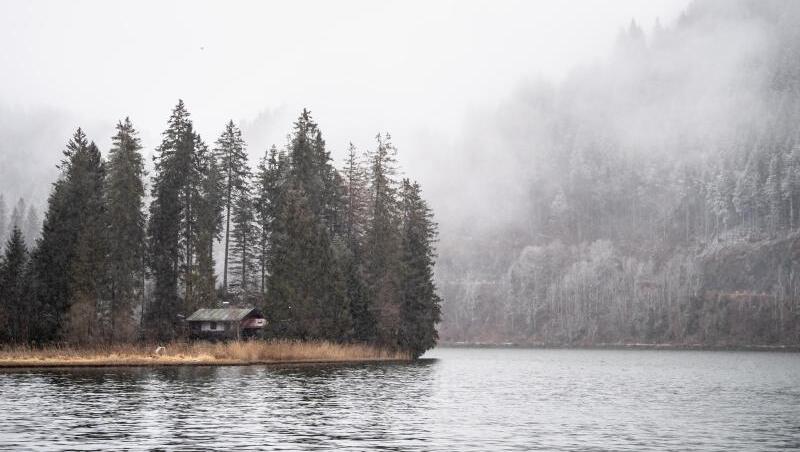 Der Spitzingsee: an einem dort befindlichen Verkaufsstand feierten die über 100 Personen. (Archivbild)