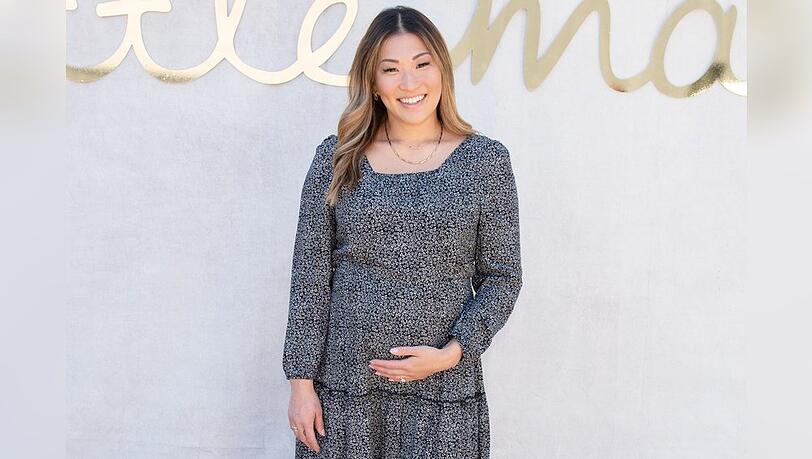 Jenna Ushkowitz zeigte ihre Schwangerschaft bei einem Event im März 2022. Jenna Ushkowitz zeigte ihre Schwangerschaft bei einem Event im März 2022.